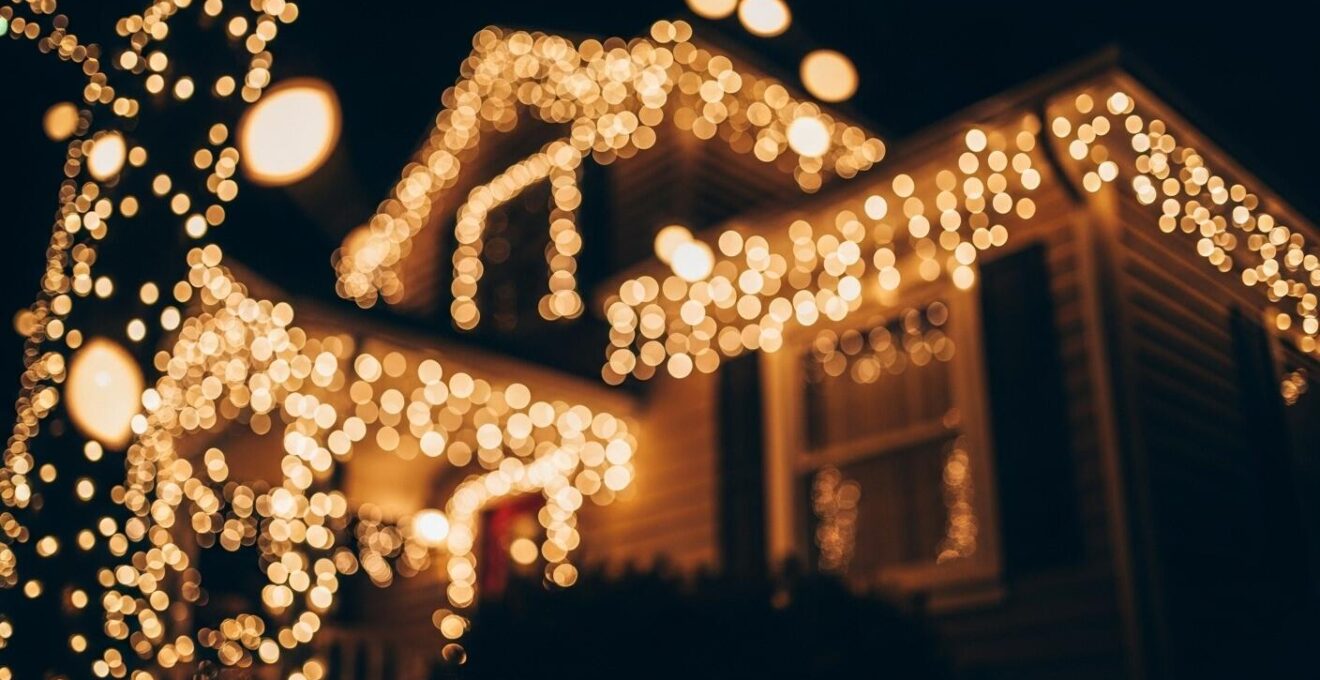 Lumières de Noël chaudes illuminant une maison traditionnelle avec ambiance festive